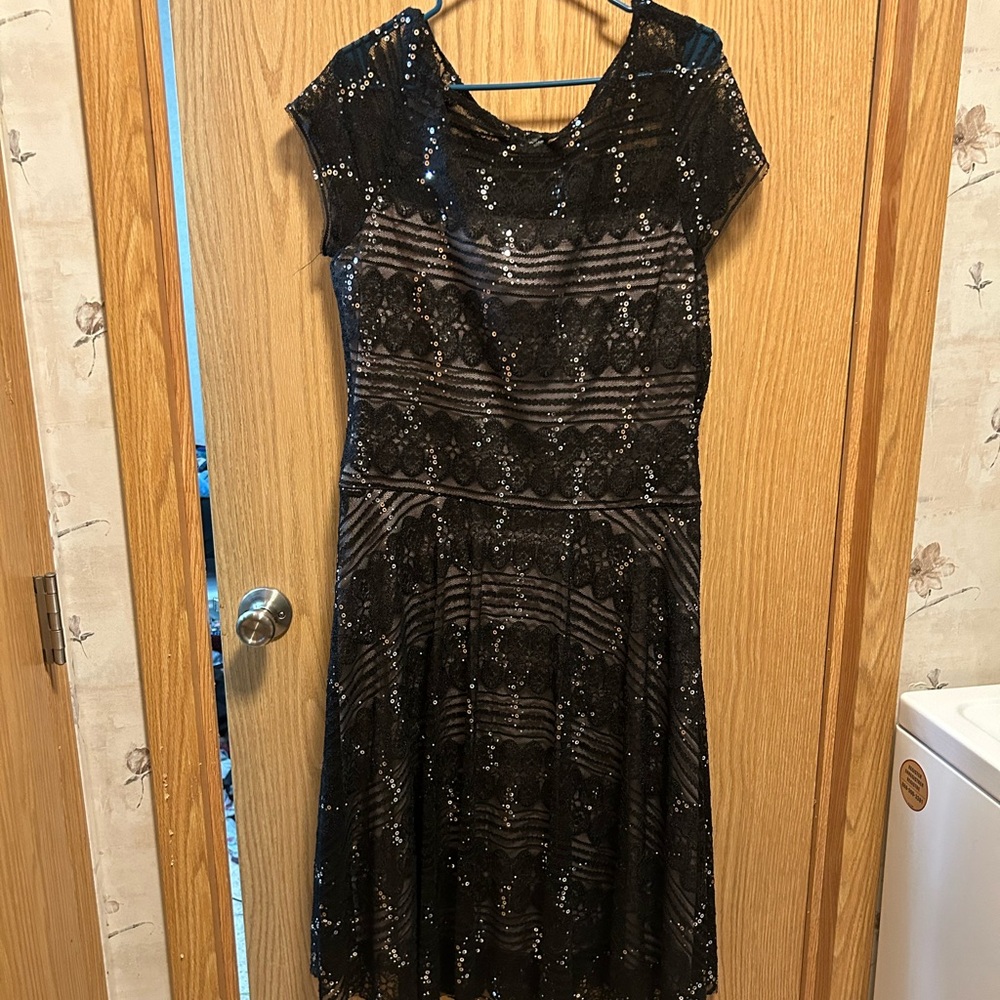 Sangria size 16 black and cream lace sequin dress